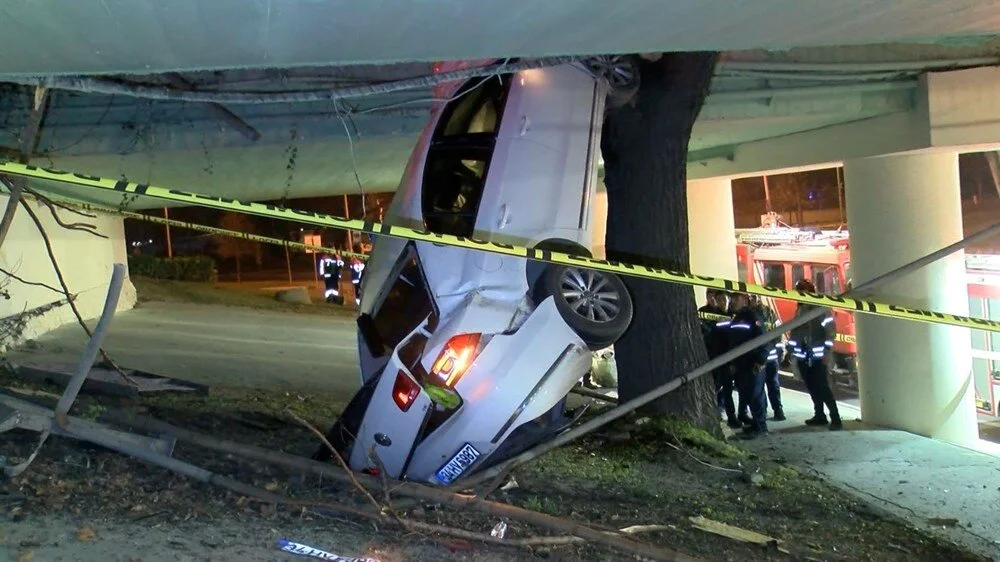 Bakırköy'de akılalmaz kaza: Otomobil ağaçta asılı kaldı