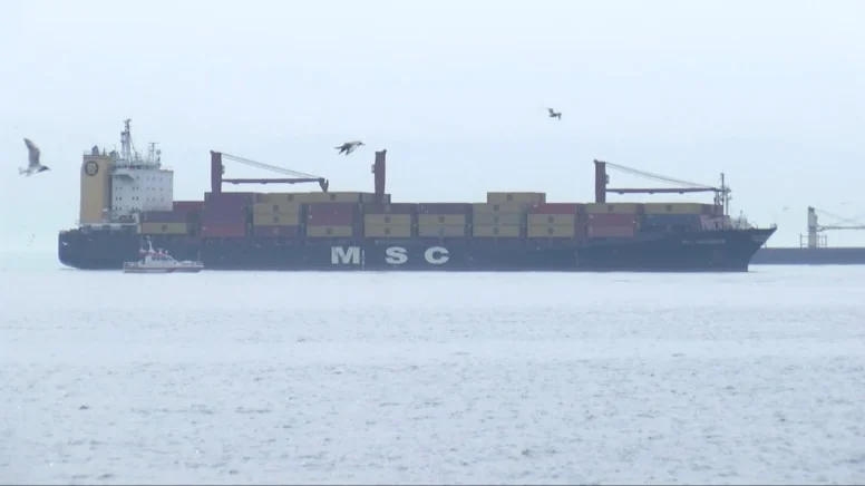 Bakırköy'de kargo gemisi karaya oturdu